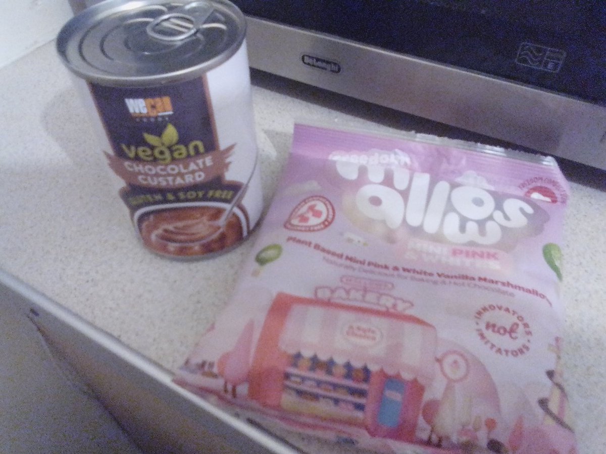 LibraryPlayer's tweet photo. First hot cross buns of 2023! ๐
Reduced chocolate bears in Morrisons (wonder if any #BearsOfTwitter called Oscar will claim chocolate as theirs!) ๐ป
Finally, I #ShoppedLocal brought new chocolate custard to try, plus marshmallows for hot chocolate, from @GrampianHealth! โ https://t.co/lxgpOZWI4A