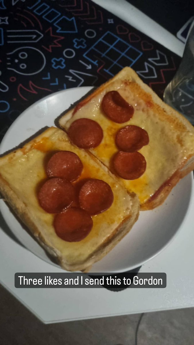 NaylorTrash's tweet photo. @GordonRamsay has nothing on a starving uni student who lives with an insanely rich uni student. Je me suis un gourmand de minuit, god damn it. https://t.co/430LczfO7S