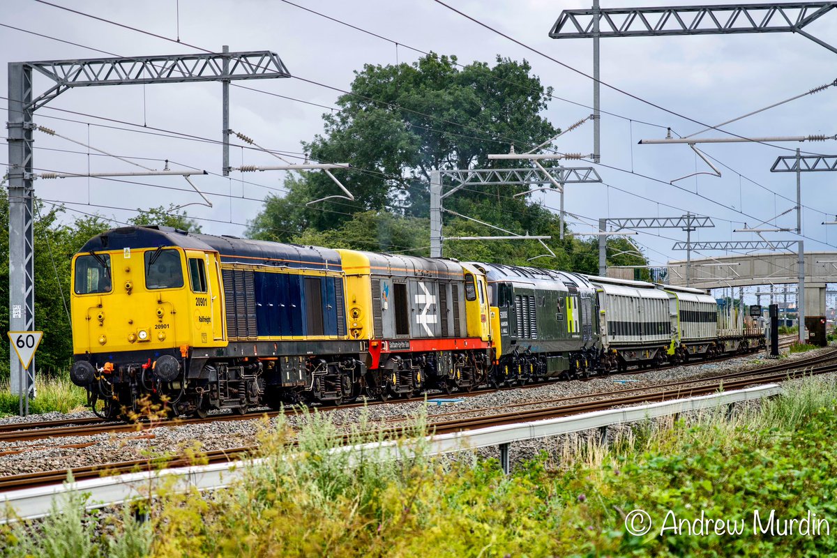 #TwentiesOnTuesday
20901 and 20118 hauling a stricken 50008 and Rail Adventures Barriers north through Wellingborough. 
📷 28/07/21