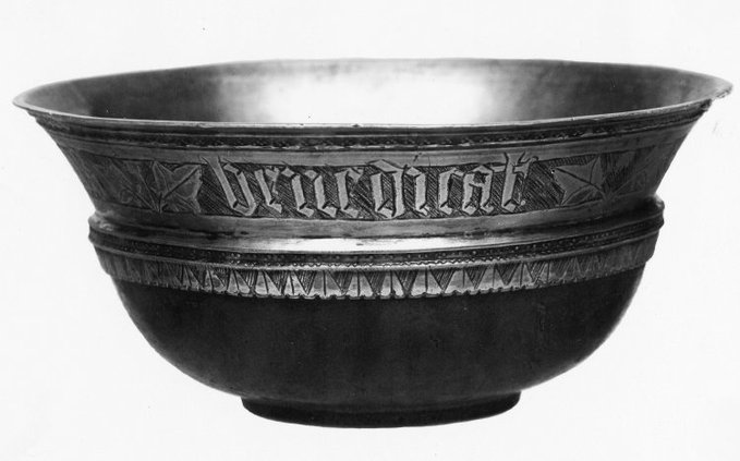 AlmanacAntiques's tweet image. A #mazer is a type of #handleless #drinking #cup produced in the #MiddleAges of hard woods with sometimes a #silver rim.
facebook.com/antiquesandmor…