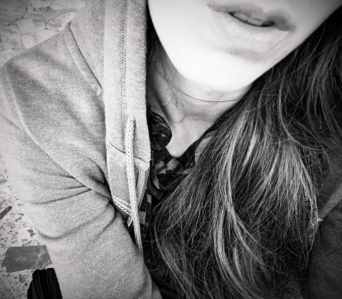 Aspettando il Taxi... Mi ritrovo a fantasticare sul taxista Avrei dovuto mettere la gonna 😏  #taxi  #Taxista<a href="/tag/taxi"class="tags"><span>#taxi</span></a><a href="/tag/taxista"class="tags"><span>#taxista</span></a><a href="/tag/taxyfun"class="tags"><span>#taxyfun</span></a>