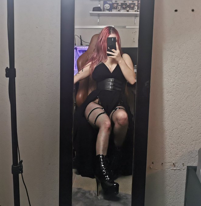 Kneel for mommy https://t.co/7pJBAJSN7J<a href="/tag/nieuweprofielfoto"class="tags"><span>#nieuweprofielfoto</span></a>