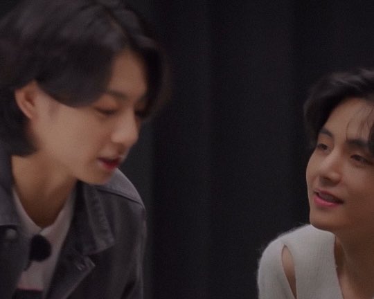 mini_13special7's tweet image. Si no te mira como taehyung mira a jungkook ahí no es 💜💚

#jk #v #BTSRUN #weverse #taekook #vkook #kookv #vk #kv