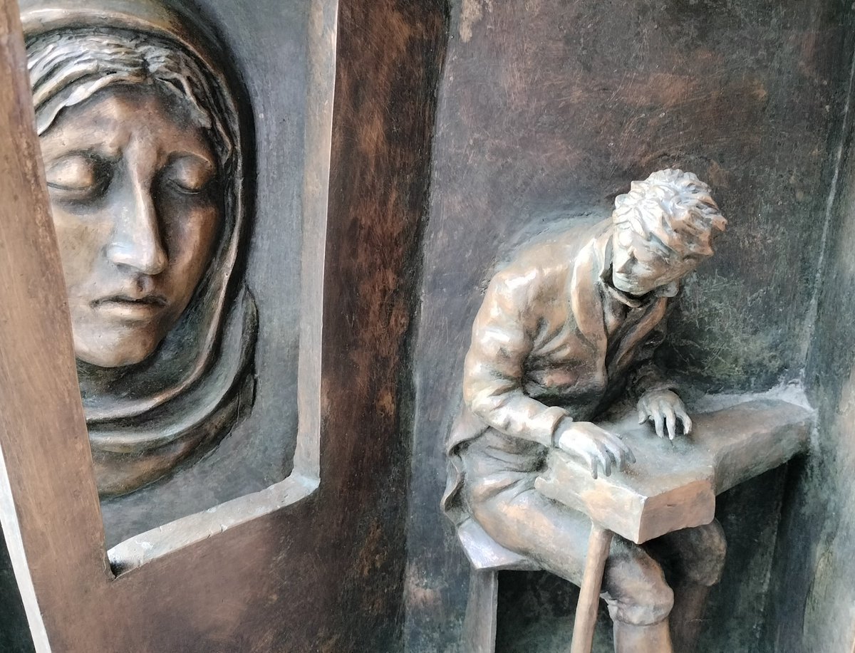 #4gennaio compleanno di G.B.Pergolesi (1710-1736), autore eccelso dello Stabat Mater e della Serva Padrona. Lo ricordiamo con l'immagine bronzea della "Porta del Giubileo" (P. Annibali, Cattedrale #Jesi) <a href="/JesiCultura/">Jesi Cultura</a> <a href="/fpsjesi/">FPS Jesi</a> <a href="/MarcheTourism/">Marche Tourism</a> <a href="/MiC_Italia/">Ministero della Cultura</a>