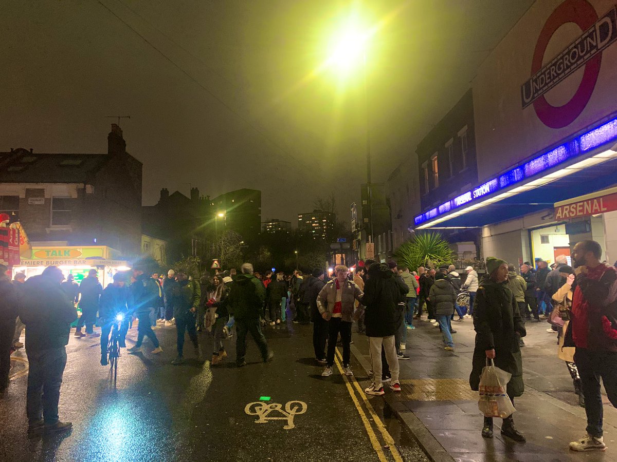carlafrancome's tweet photo. My family support Arsenal so Iโm down with Arsenal fans but just not this many guys please
#StreetsForPeopleUnlessYoureAllInMyWay
#BudgeOver https://t.co/DDIDffbUpK