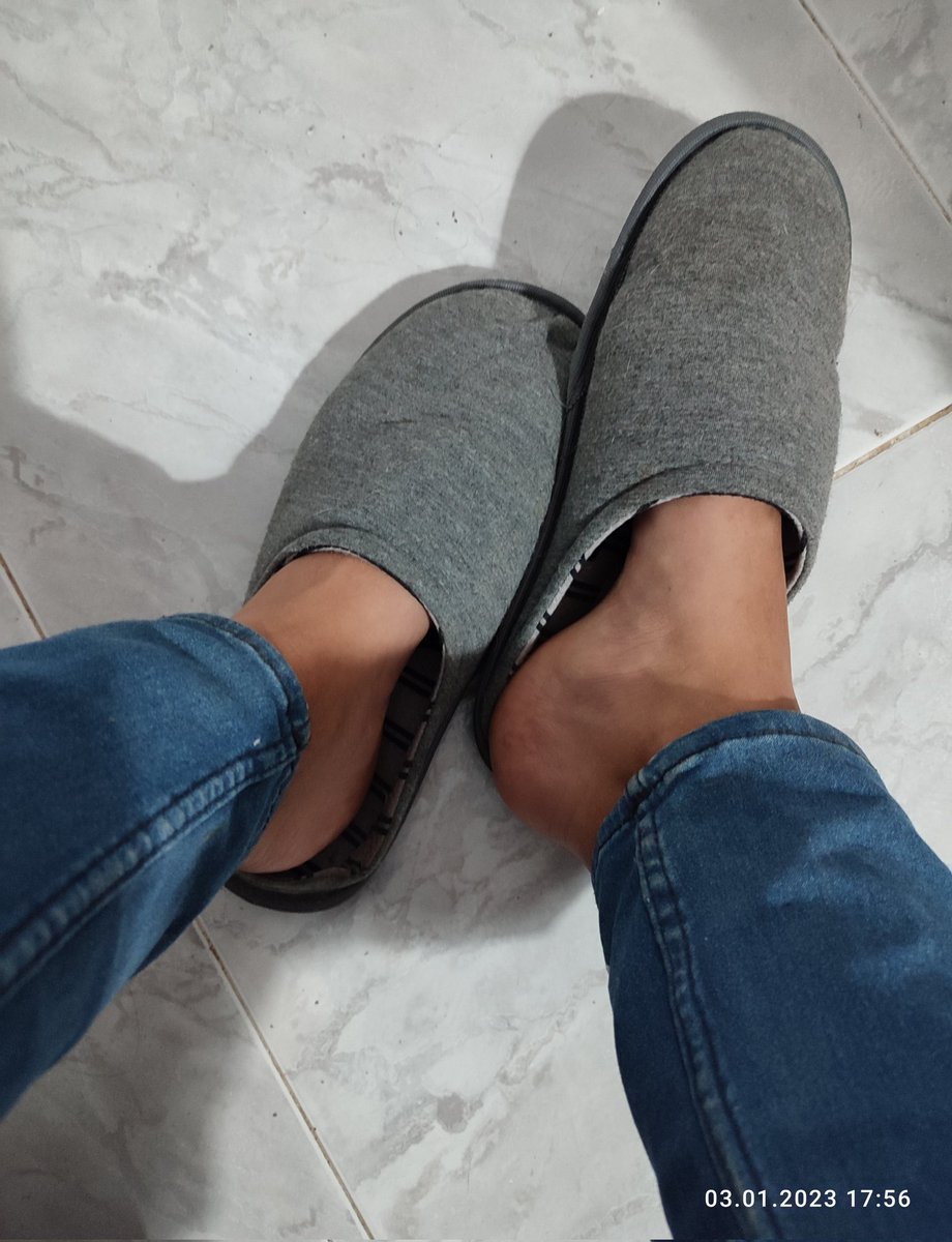 MistressSilvana's tweet photo. Ich liebe es stets #Barfuß in meinen Pantoffeln zu laufen... Wer will jetzt meinen betörenden heißen #Fuß #Duft spüren & erleben..!?💦 Dann melde dich sofort..! 👑
#Realbosslady #Geldherrin #sale #feet #füsse #worship #addiction #sucht #footdomination #barefoot #schuhe #socks https://t.co/a4KAtx1mF5