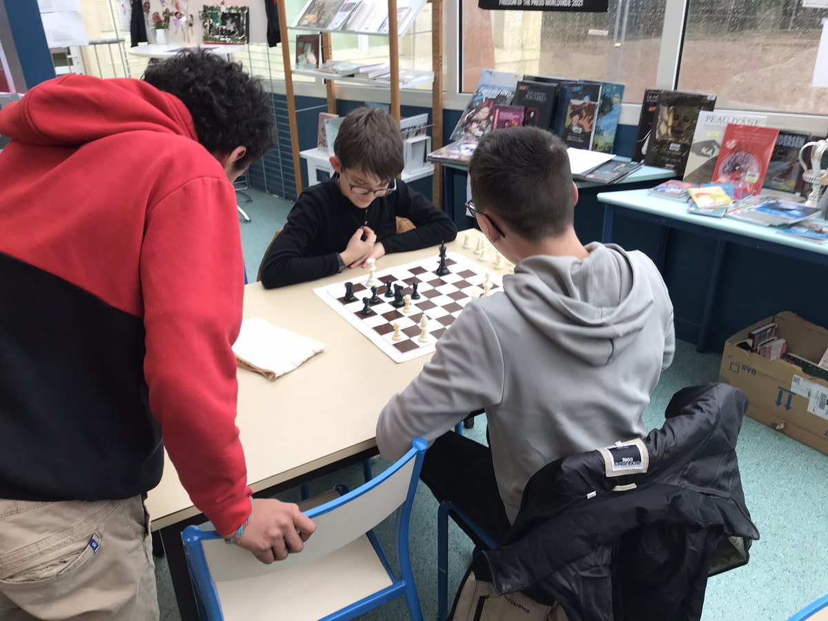 ♟Échecs♟

Chaque mardi midi, les élèves volontaires se réunissent au #CDI pour jouer aux #échecs. 

Ils ont eu la visite aujourd’hui de Fabrice Derrien, du club #Plouzané échecs, Il reviendra régulièrement le mardi midi pour animer de nouvelles séances. Avis aux amateurs !