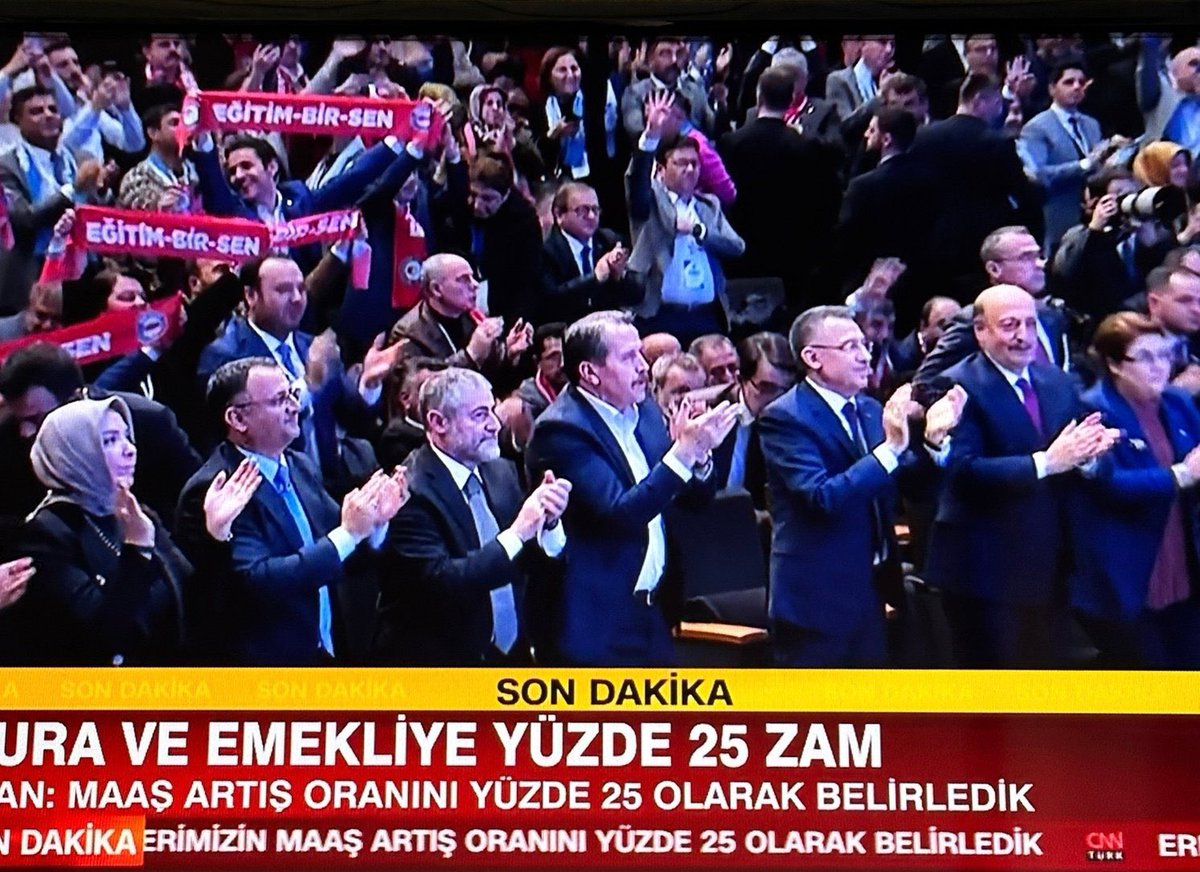 Bu alkışlar, yoksulluğa,acliga, sendikal tarihin yeniden yazımına... Ya bu sendikanın üyeleri bu yaşam karşısında sizde alkış tutuyor musunuz?
#AdilZamİnsancaYasam