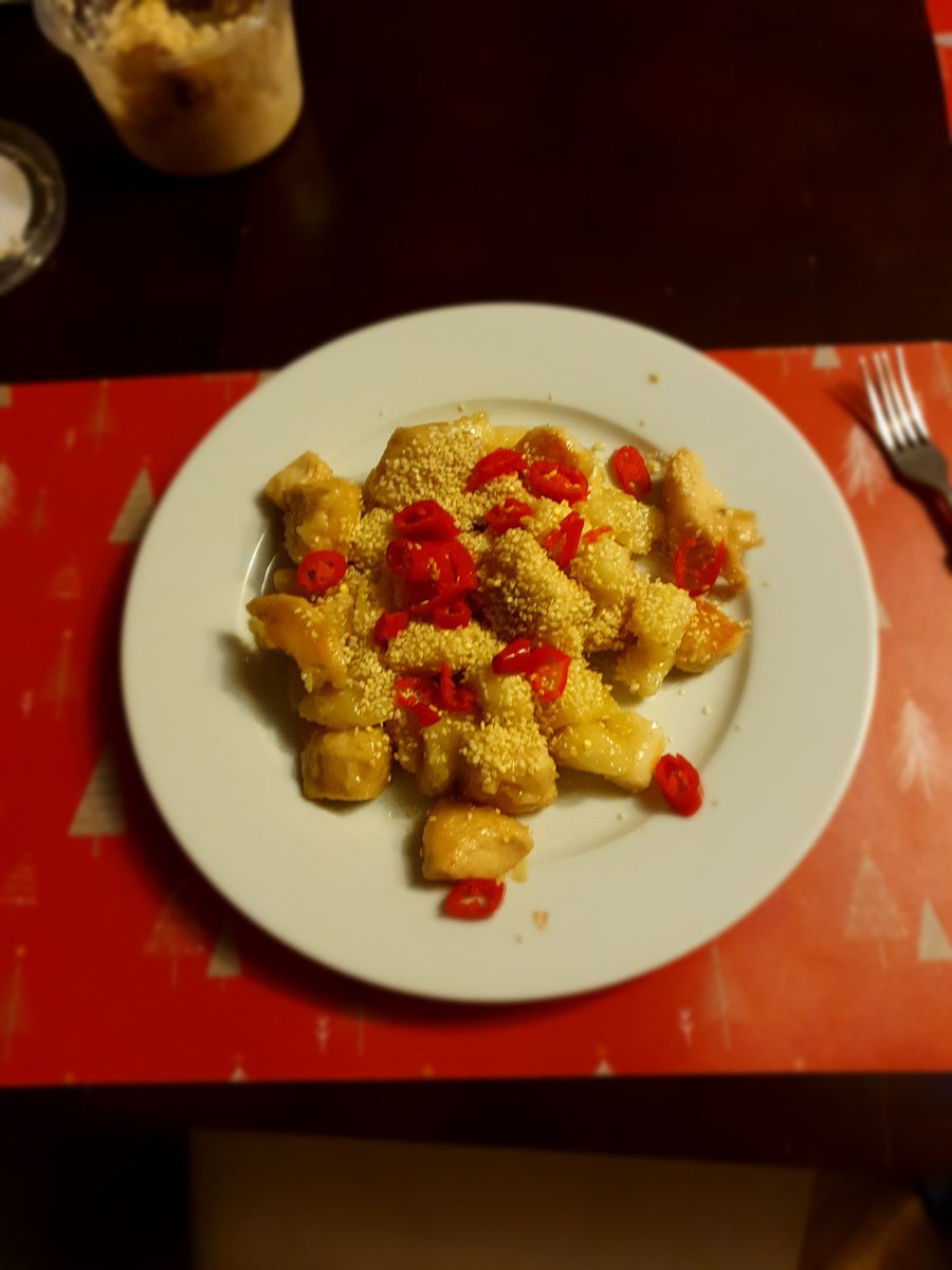 Astrith81's tweet photo. Apparently it's a Korean dish (though @prometaller cooks way better stuff).
Garlic chicken with tteok noodles and honey.
Prepared with the new #Clutch album blasting in the background :)
#HeavyMetalCooking 😈🤘 https://t.co/MRN6VkDR41