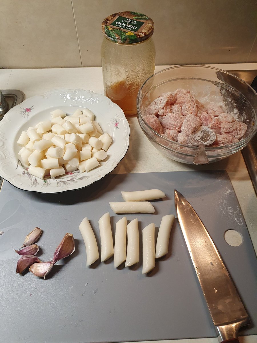 Astrith81's tweet photo. Apparently it's a Korean dish (though @prometaller cooks way better stuff).
Garlic chicken with tteok noodles and honey.
Prepared with the new #Clutch album blasting in the background :)
#HeavyMetalCooking 😈🤘 https://t.co/MRN6VkDR41