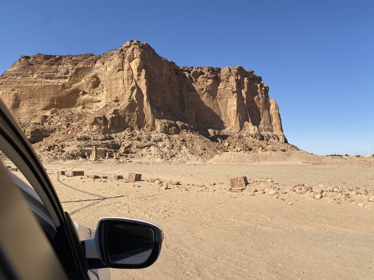 جبل البركل يحتضر:
زيارة قصيرة لجبل البركل الذي يصمد بقوة منذ آلاف السنين قبل الميلاد، محتضناً حضارة سودانية ضاربة في الجذور ستكشف لك أنه يعيش وضعاً سيئاً، المكان قذر، لا دليل، لا سياج يحميه، وتتعجب حين تقرأ لعاشق (كفرعون معاصر) يكتب تذكارات عشقه الخاص.
#انقذوا_جبل_البركل