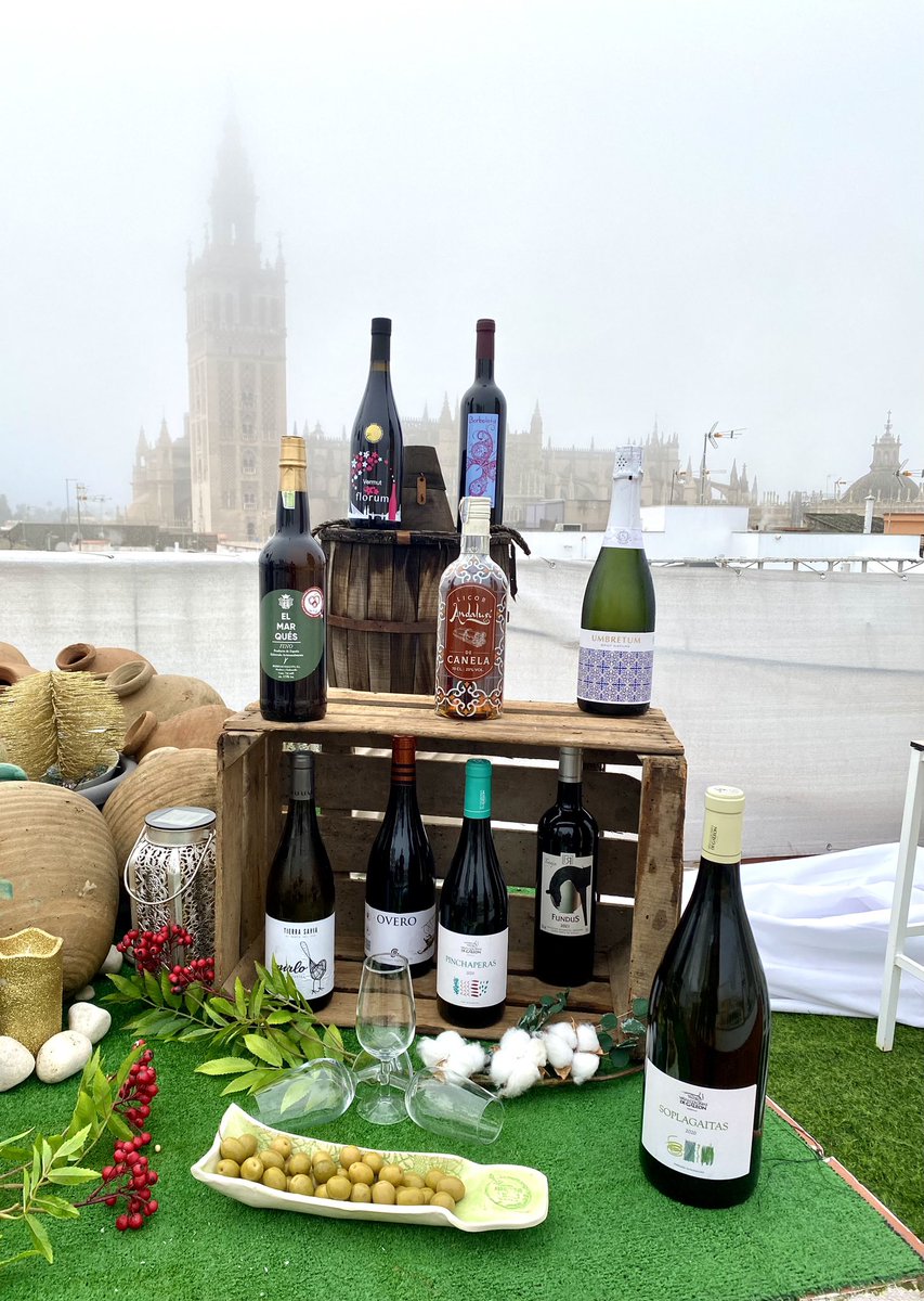 Fíjate qué bodegón hemos preparado con los #vinos de <a href="/SaboresSevilla/">Sabores de la Provincia de Sevilla</a>