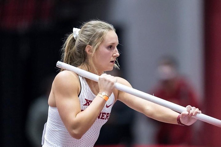 OU_Track's tweet photo. 𝘽𝙖𝙘𝙠 𝙩𝙤 𝙗𝙪𝙨𝙞𝙣𝙚𝙨𝙨 🔜

Only 1️⃣0️⃣ days ‘til we compete at the Arkansas Invitational on Jan. 13!! 

#BoomerSooner☝️💨 https://t.co/mzgviVTaKv