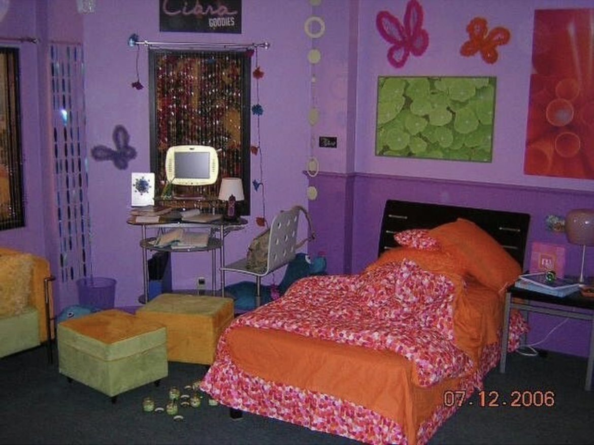 lohanisgod's tweet photo. bedrooms in early 2000s movies/tv shows https://t.co/eP7FSMHf3s