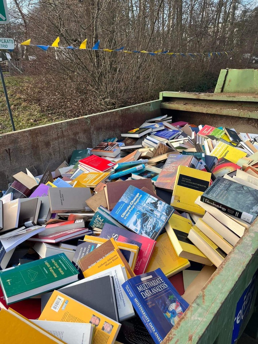 kaatje_ps's tweet photo. @ugent @ugent_fwe was het echt nodig om deze volledige container boeken weg te sturen voor verbranding? Ik denk dat veel studenten hier met plezier nog een symbolische euro voor betaald hadden of dat de boeken nog ander nut konden gehad hebben. What a waste https://t.co/8p2LgncVum