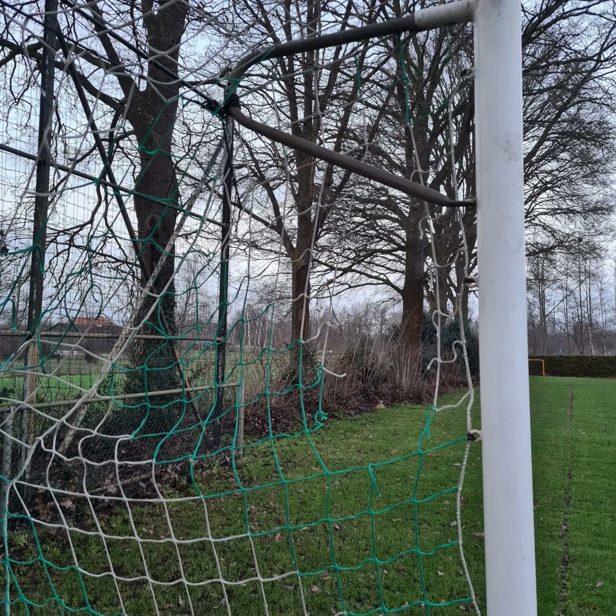 EGVV_Gelselaar's tweet photo. Helaas hebben enkele hardwerkende vrijwilligers vandaag ontdekt dat er vernielingen zijn aangericht op De Benneker. Van minimaal 7 doelen en een ballenvanger lijken de netten doelbewust kapot gesneden te zijn. Is er iemand die iets gezien heeft meldt het dan aan het bestuur. https://t.co/mzhE25Y0QZ