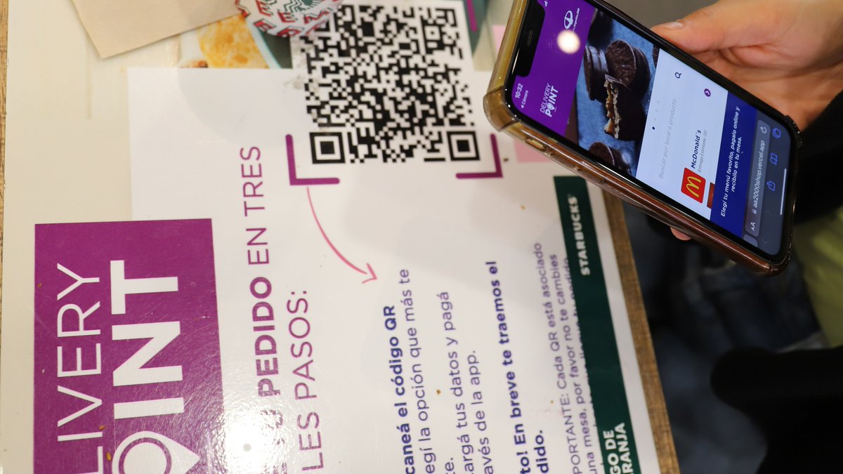AeropuertosAR's tweet photo. Date un gustito en el aeropuerto en 3 simples pasos: escaneá, elegí y nosotros te lo llevamos 🍽️
Ahora en #Aeroparque y #Ezeiza contamos con el servicio #DeliveryPoint, que te permite hacer tu pedido de comida desde un código QR y recibirlo directamente en tu mesa. https://t.co/eDxzHQfpku