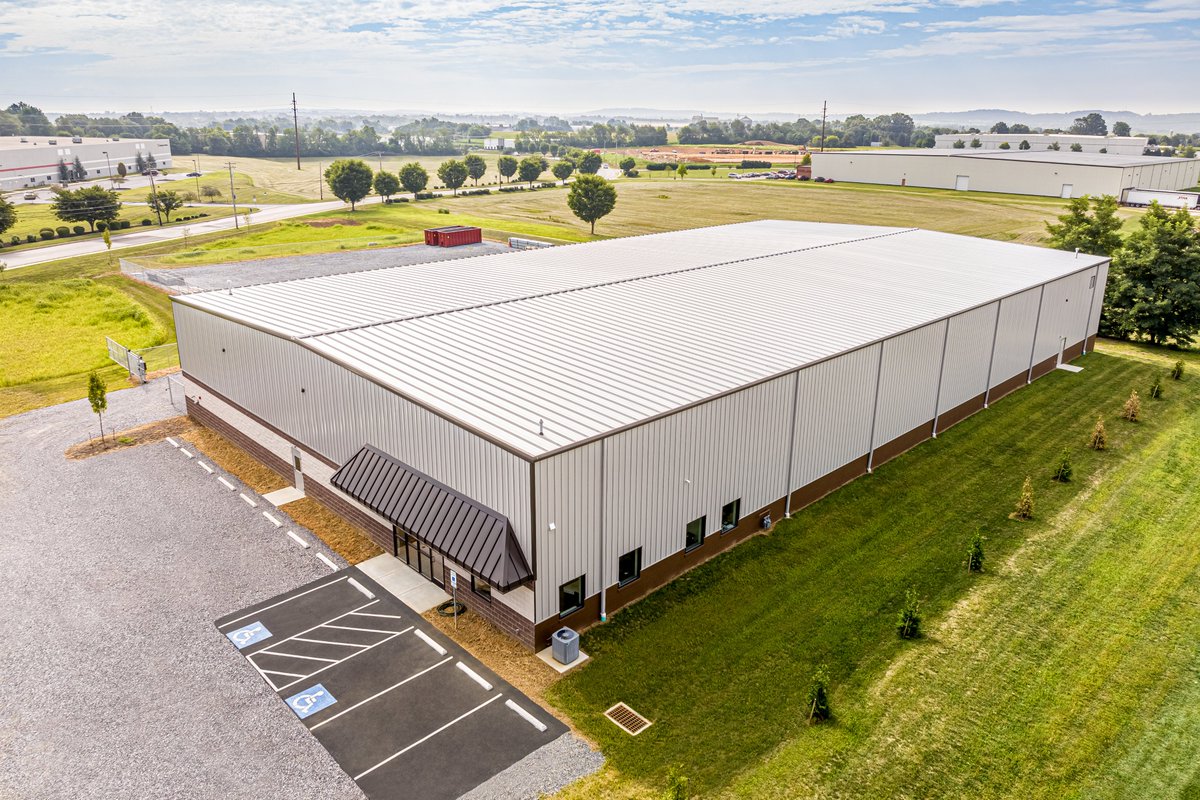 CorleBuilding's tweet image. This stunning building is manufactured with a Seam-Lok Premium Standing Seam roof system. 

The Corle "A" Panel is featured on the walls of the building. The A Panel utilizes a semi concealed fastening system. Manufactured from 26 or 24-gauage substrate. #Metalbuildings#metalbuil
