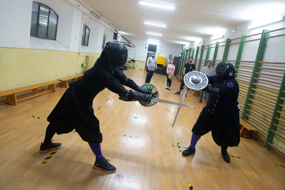 DeportesDAV's tweet photo. Esgrima histórica, un 'remake' de las artes marciales europeas ⚔️
Entre el deporte y la historia, la Asociación de Esgrima Histórica de Ávila enseña desde hace una década los secretos de las artes marciales europeas. «Es una mirada a los orígenes»
https://t.co/Ozmo1P4r7r
#Ávila https://t.co/lf2ARFSASV