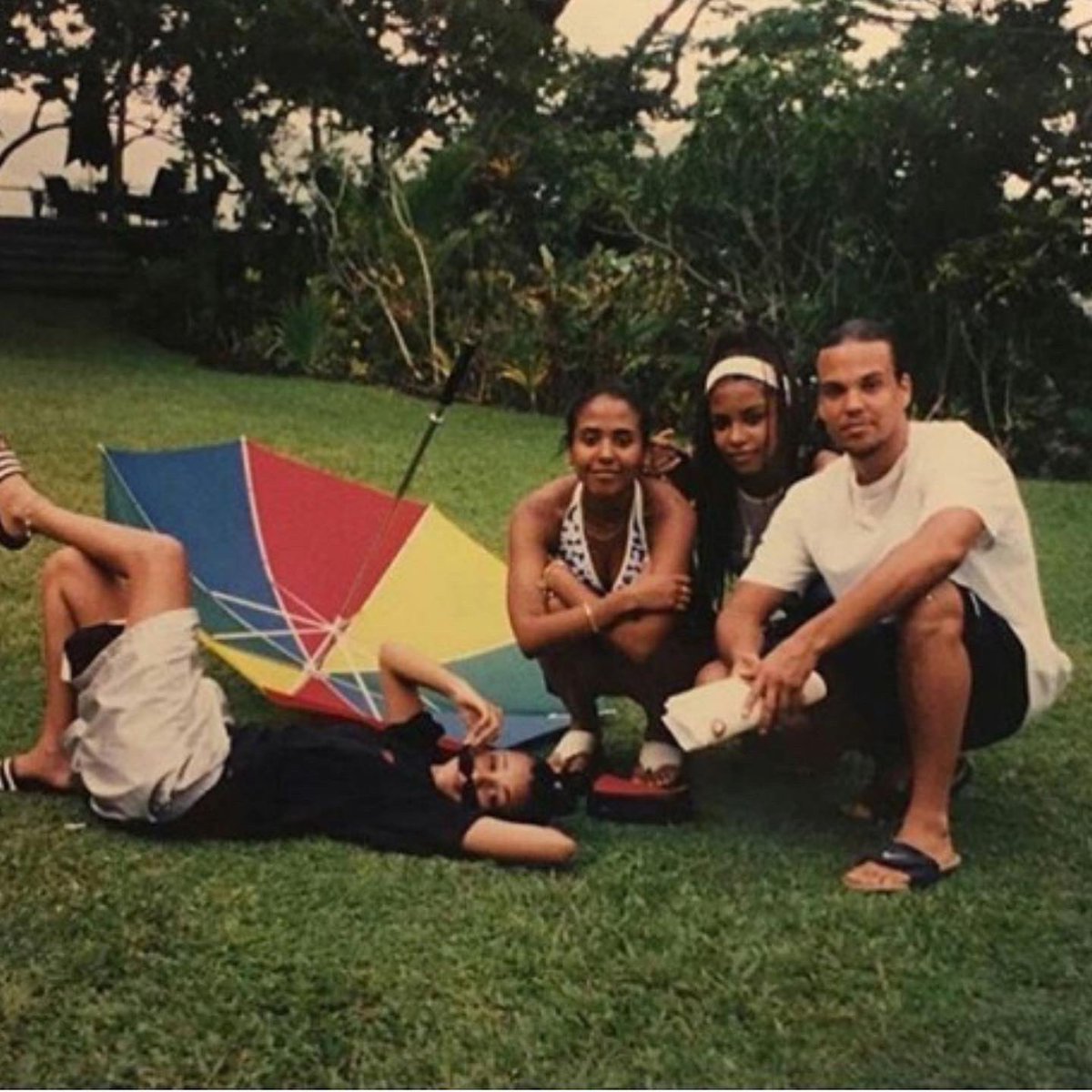 TheAaliyahApp's tweet photo. 🎊💡Leave an “🏝️ “ emoji in response 2 this tweet, if you wish you were still on vacation/ winter break?

📸: Photos : 
@ astrology.tarot.elianenicole , Fiji, 1998

@aaliyah @RAD_6 #Aaliyah https://t.co/72g2oo1TJe