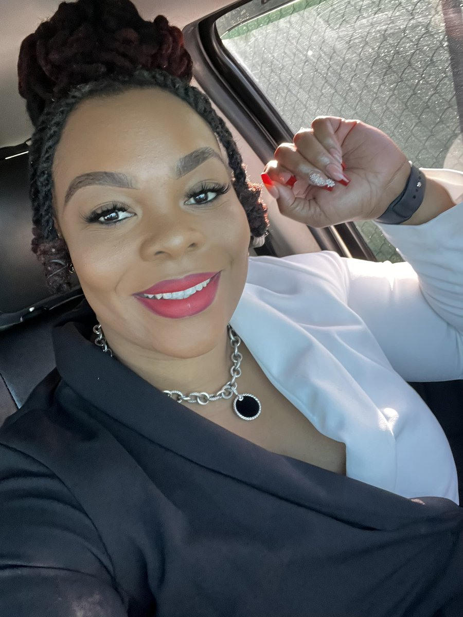 khrisnamonet's tweet photo. Serving looks on my first day at the new job 💕 https://t.co/A9G63AUVcv