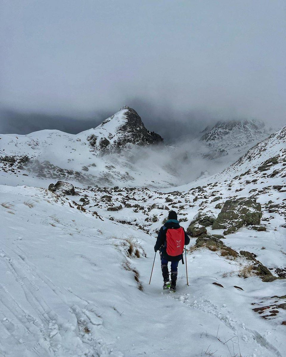 BasurdeEditions's tweet photo. ⚡️Aventura del día⚡️Adventure of the day⚡️
.
Anayet ✨ - Photo by @papi_de2_princesas
🎉 Enhorabuena!
.
#BeAdventurer #total_mountains #lospirineos #meteopirineos #snow #winter #invernal #primeradelaño #winteriscoming #huescalamagia #total_huesca #fever_mountains #inpirineos https://t.co/OldDuEceMl