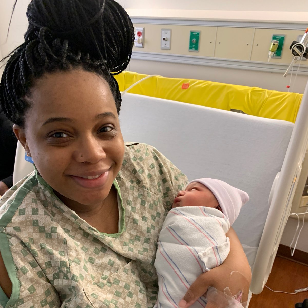LBHealth's tweet image. Oh boy! #SinaiHospital’s first baby of 2023 arrived at 4:04 am weighing in at 8 lbs, 15 ounces. 🥳 Jai is the first baby for mom Jewel who was also born at Sinai and also has a January birthday! ❤️ The #LaborAndDelivery team was busy with four babies arriving on New Year’s Day!