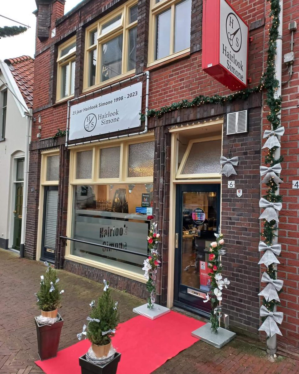 Op dinsdag 3 januari heeft Hairlook Simone wat te vieren! Vandaag bestaat de kapsalon 25 jaar! Namens het hele team willen wij alle klanten bedanken voor jullie steun en vertrouwen de afgelopen 25 jaar! ✨#lichtenvoorde #jubileum #kapsalon