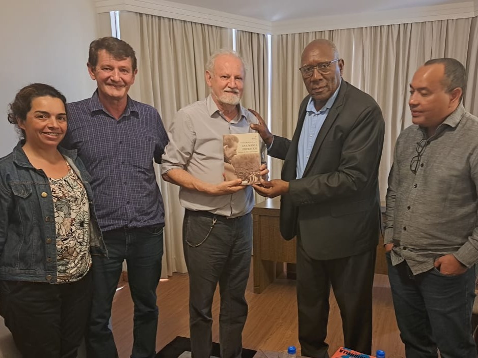 MST_Oficial's tweet photo. Ontem (2), o MST se encontrou em Brasília, com Salvador Valdés Mesa, vice-presidente de Cuba. Em pauta, a solidariedade entre os brasileiros e cubanos, além da luta do MST. Foram entregues o livro "Sem Terra em Cartaz"e alimentos da Reforma Agrária.#MSTnaPosse #Internacionalismo https://t.co/86hveMQqYP