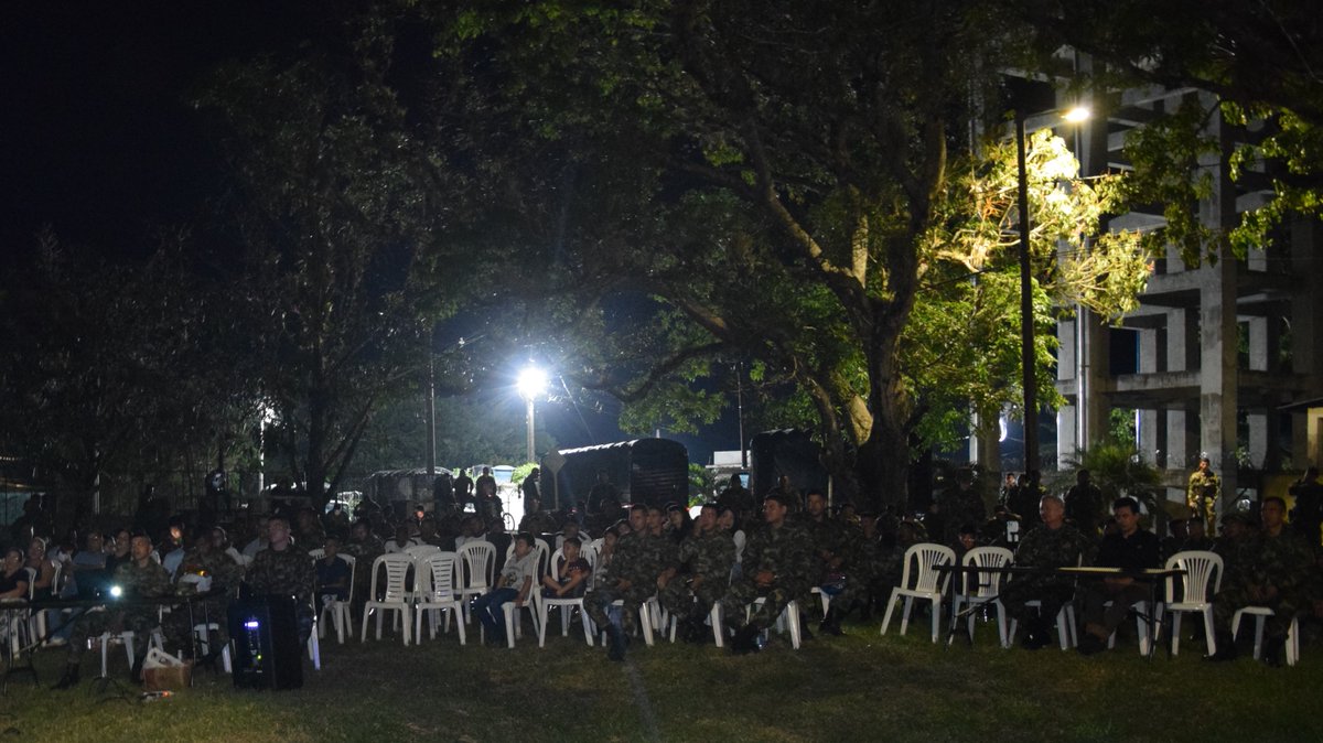 CCON3_FFMM's tweet photo. En el Fuerte Militar de Larandia, #Caquetá, el señor Bg Olveiro Pérez Mahecha comandante del #CCON3 compartió una noche de película con nuestros nuevos soldados, como despedida de un año de experiencias y  compromiso institucional.

#PorNuestrosSoldados #SomosSuEjército https://t.co/p5v9xfH5Rh
