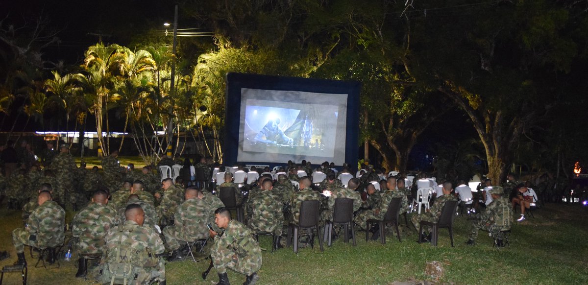 CCON3_FFMM's tweet photo. En el Fuerte Militar de Larandia, #Caquetá, el señor Bg Olveiro Pérez Mahecha comandante del #CCON3 compartió una noche de película con nuestros nuevos soldados, como despedida de un año de experiencias y  compromiso institucional.

#PorNuestrosSoldados #SomosSuEjército https://t.co/p5v9xfH5Rh