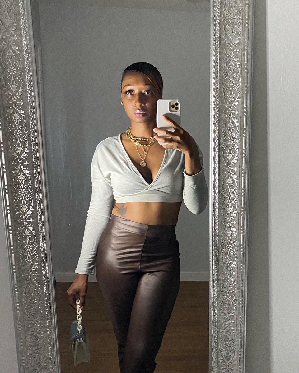 darkskin_qqueen's tweet photo. Me vs Me 🔥🔥
#fashion #outfitideas #outfitinspo #blackwomenfits #brownsunglassses #greytop #leatherpants #croptop #goldjewelry #whitepurse #bangs https://t.co/WsPaAnmgne