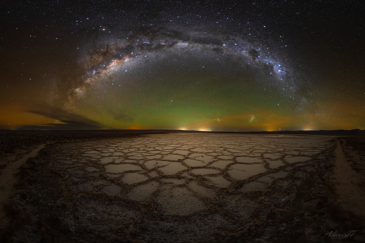 RevistaNatGeo's tweet photo. Así se ve el cielo cuajado de estrellas en el hemisferio sur del continente. Para quienes viven en el Desierto de Atacama, uno de los más áridos del mundo, «el cielo es un oráculo», explica el astrofotógrafo @alexistrigot https://t.co/2ISes06gs4