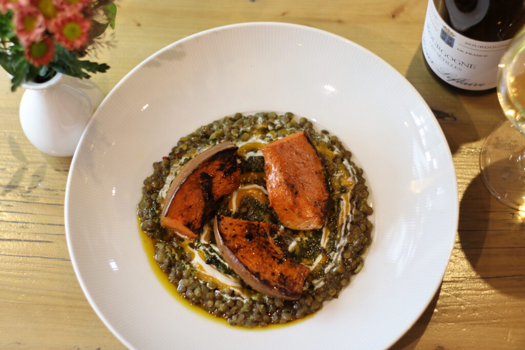 What #NewYearsResolutions have you made for 2023? Eat healthier? Choose less meat? Eat local and seasonal? We've got you covered. This is roast muscade pumpkin with lentil dhal, coriander salsa, mango and tamarind. And it tastes sensational. loom.ly/JE60UhI