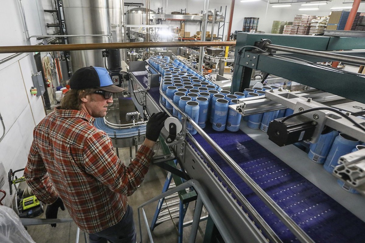 SDBeerNews's tweet photo. Our recent @SDUT article examines consumers' slow yet definitive shift toward small, ultra-local breweries & how the county's larger #beer companies are adjusting their operations to match the market. | https://t.co/myWh83Wv1G
#sandiego #craftbeer #news #sdber #sdut #sdbeernews https://t.co/CMGYk0OPLq
