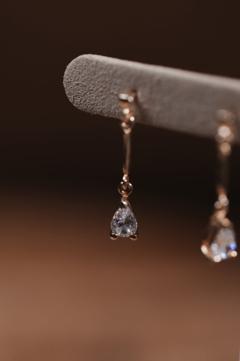 They say you're never completely dressed until a pair of earrings add sparkles.

#elikiadiamond #antwerpdiamonds #jewelryessentials #jewelryessential #earringstyle #peardiamonds #finejewelryinspo #earringsaddict