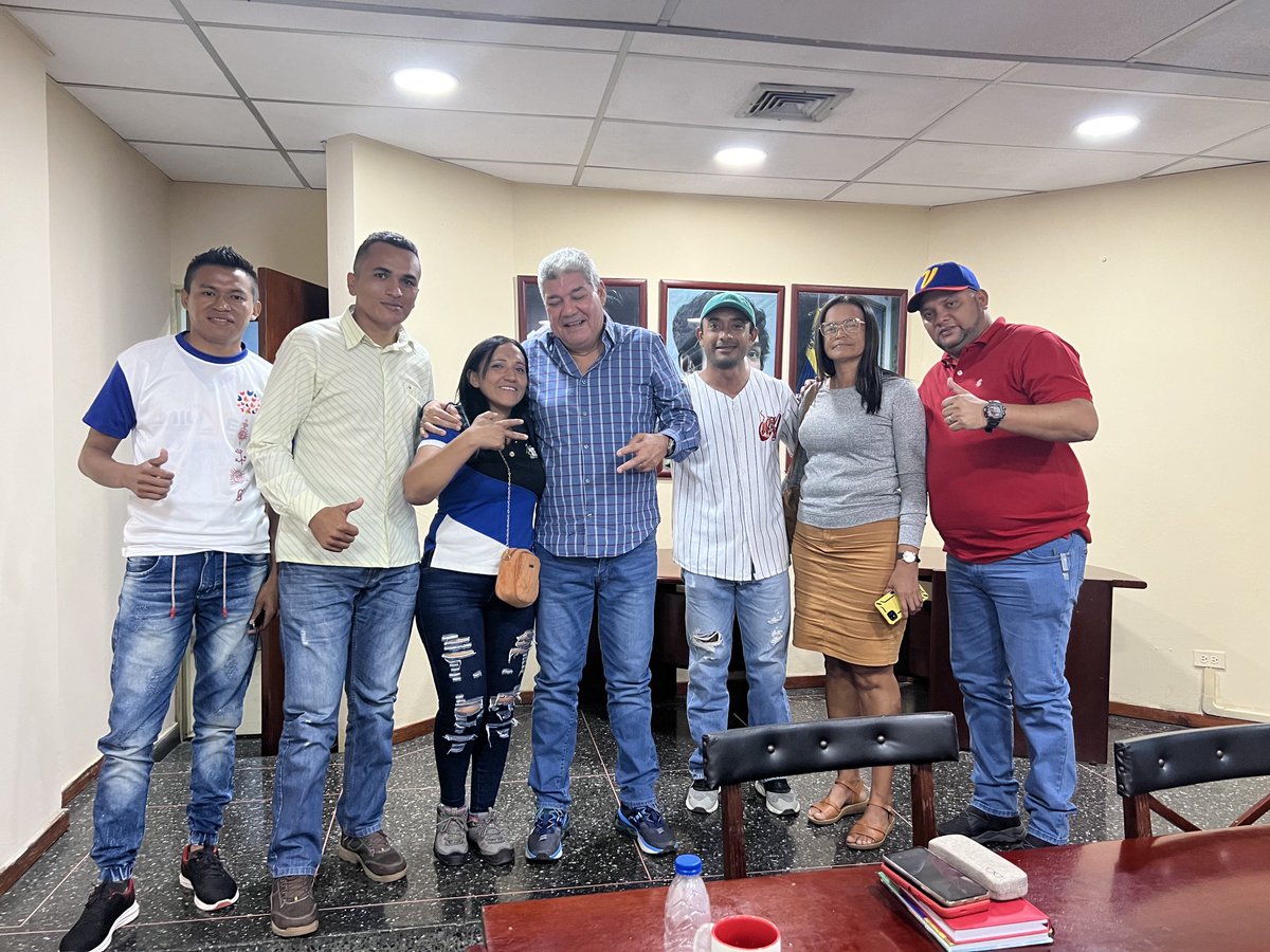 Hoy en la mañana me reuní con el alcalde de Biruaca, prof. José Franco y l@s concejales bolivarian@s de ese municipio. Conversamos sobre el trabajo legislativo y demás tareas del consejo municipal y la necesaria coordinación entre el legislativo y el ejecutivo del municipio