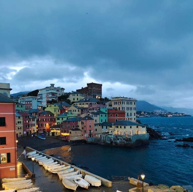 L'amore che strappa i capelli 
È perduto ormai 
Non resta che qualche svogliata carezza 
E un po' di tenerezza 

De André 

#IlVizioAssurdo a #SalaLettura