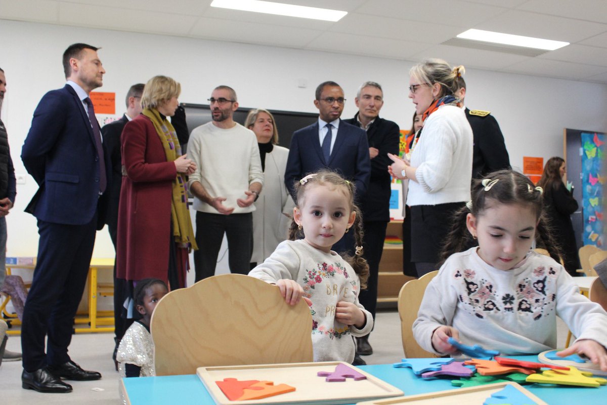 CharlineAvenel's tweet photo. L’école Coppens de Montigny-lès-Cormeilles favorise le bien-être et la réussite avec des classes multiniveaux et une pédagogie de la coopération. Nous y étions ce matin avec @PapNdiaye, @Cecile_Rilhac et @Prefet95 pour souhaiter aux élèves et aux équipes une très bonne rentrée ! https://t.co/XRXAG01hIU
