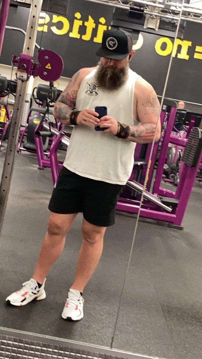 Who wants to sneak into the family bathroom and help me relieve some built up tension? 🥵🥵🥵