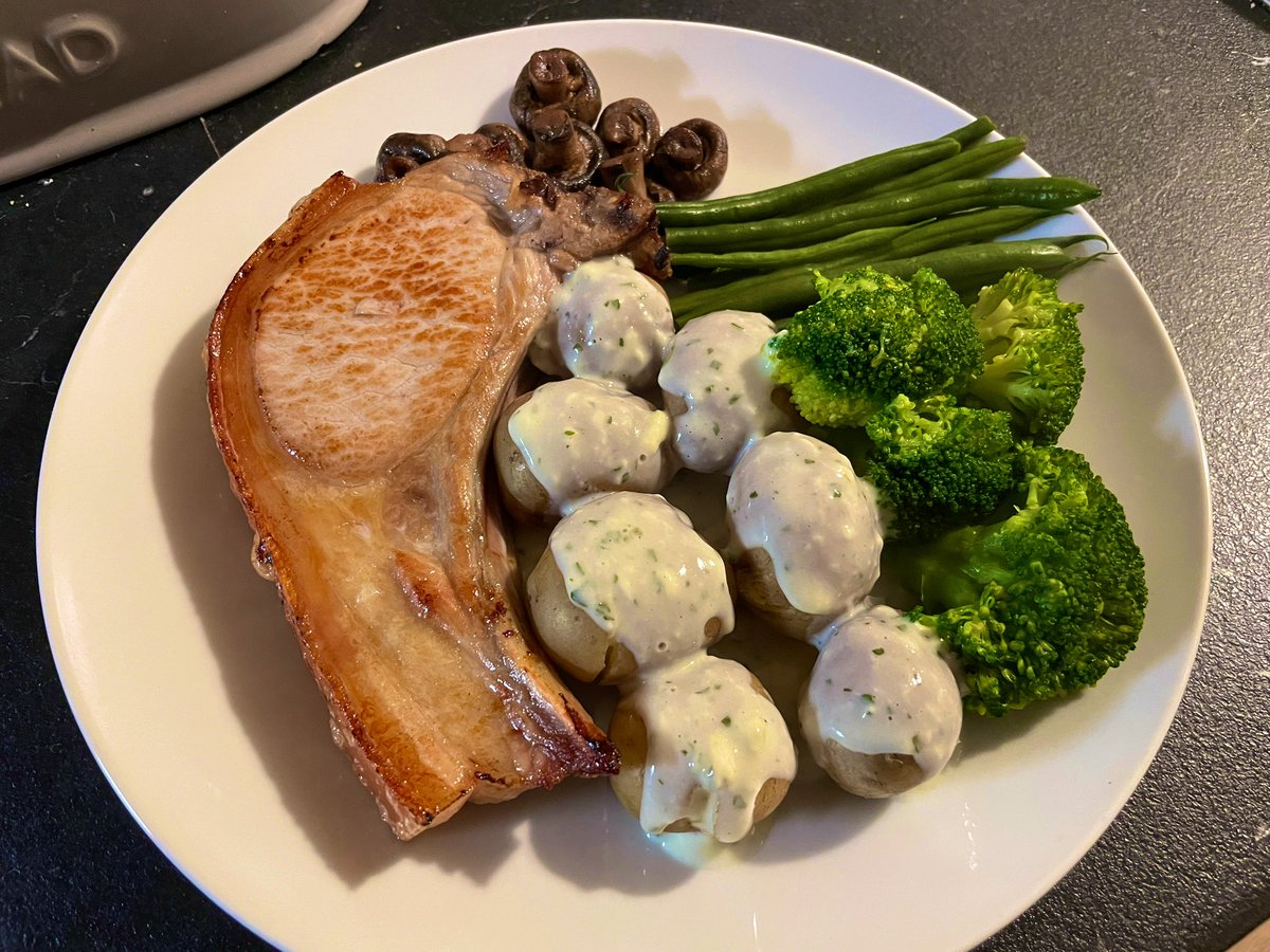 CaptainSC5's tweet photo. #Veganuary is going well ๐คฃ
Pork chop from my local butcher (<1 mile from home) and all veg sourced locally, proving you donโt need ship food from the other side of the world to have a good meal.
#backbritishfarmers #supportlocalbutchers https://t.co/bEZS2UZlBL
