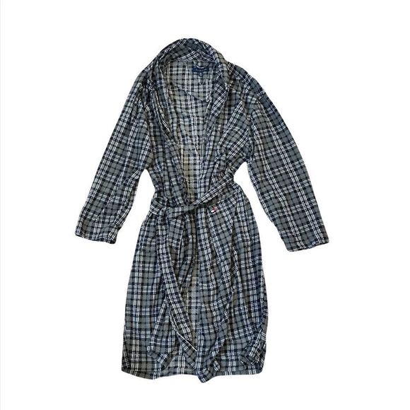 Poshing_thru_it's tweet photo. So good I had to share! Check out all the items I'm loving on @Poshmarkapp #poshmark #fashion #style #shopmycloset #tommyhilfiger #macduggal #americanrag: https://t.co/iDqecp1aAf https://t.co/MS34d4fwQe