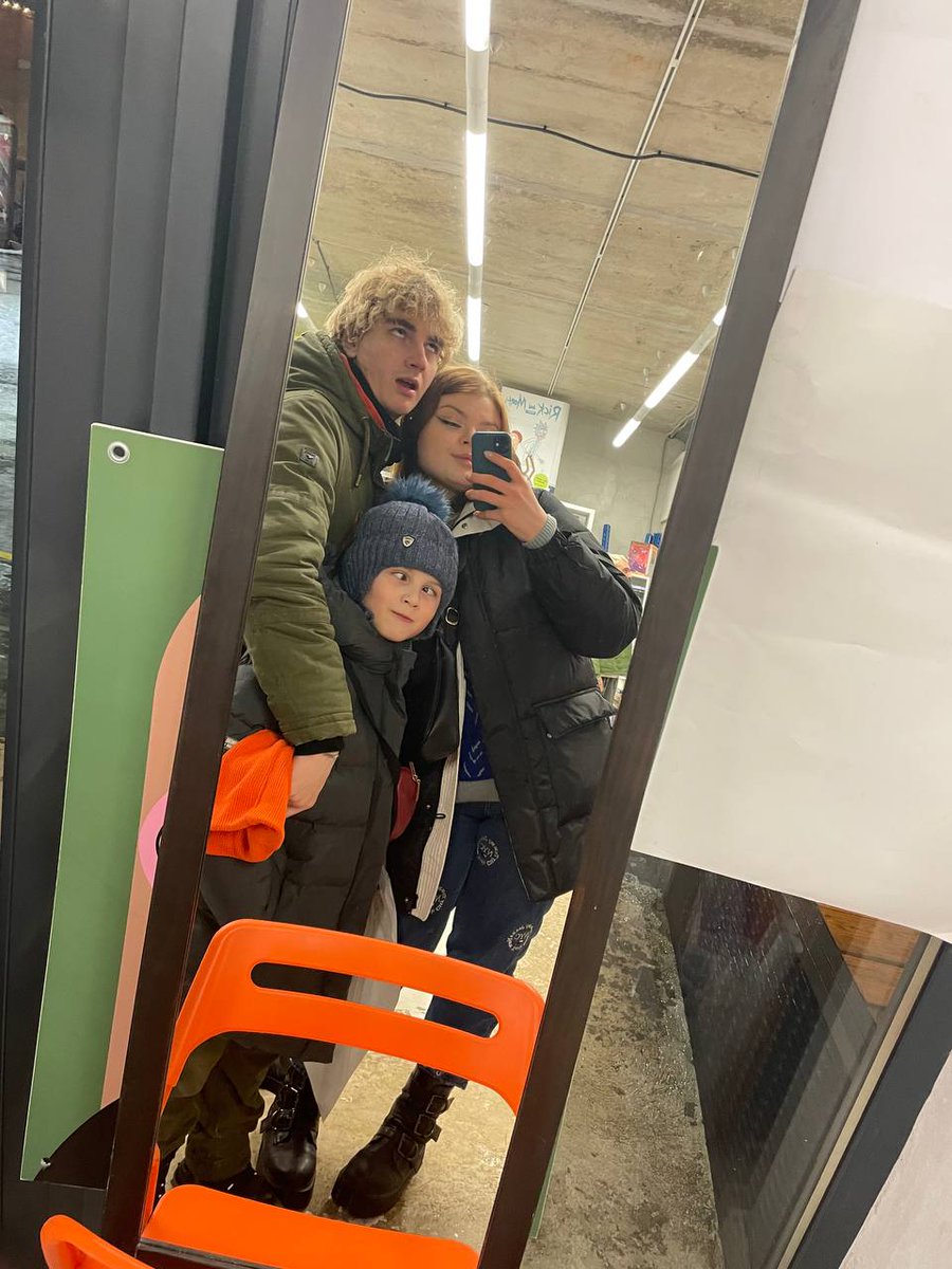 Молодая семья на выгуле