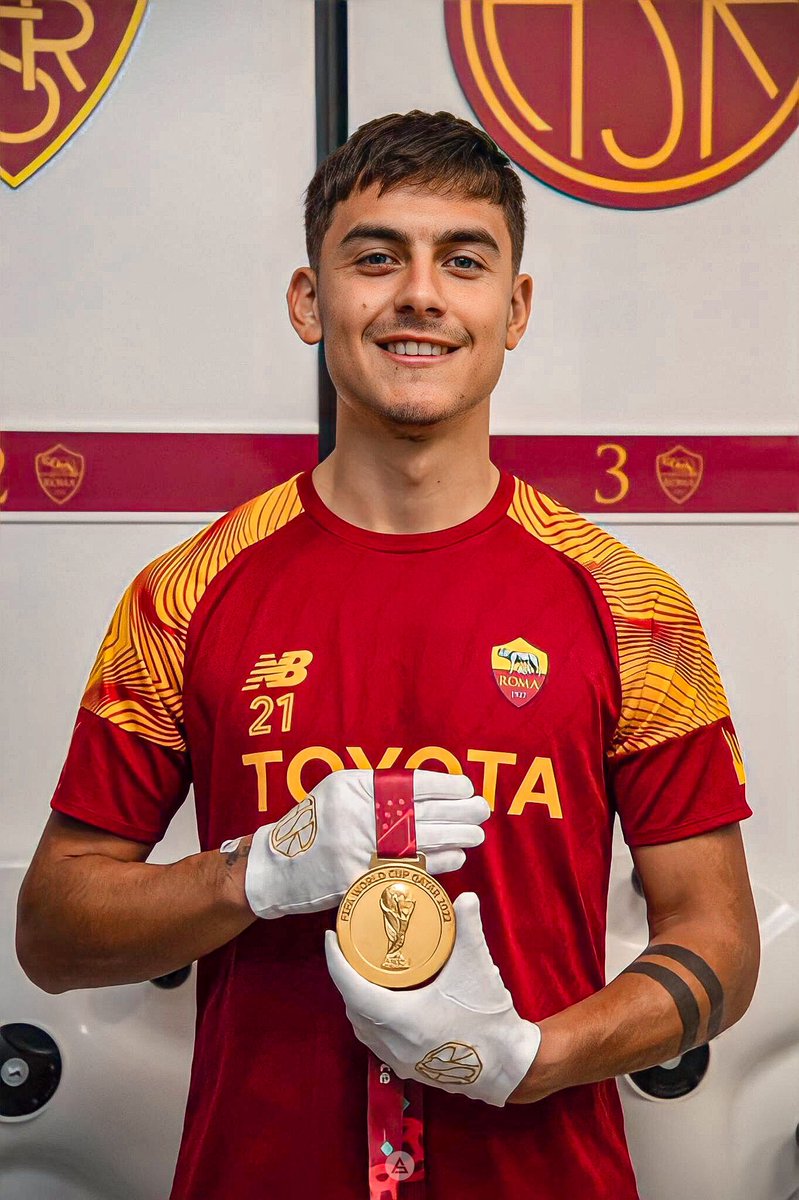 ¡TREMENDO GESTO! 🏅

Paulo Dybala le regaló su medalla de campeón del mundo al Archivo Histórico de la Roma