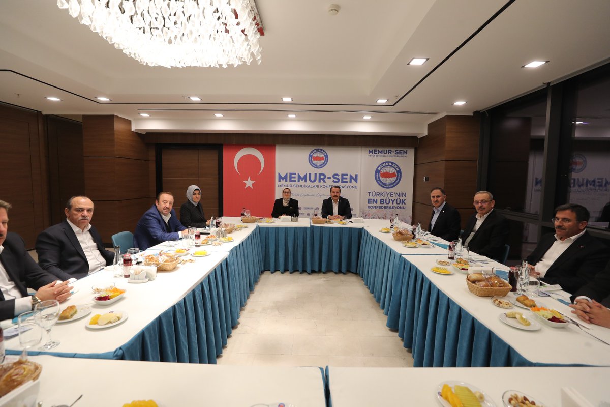 Ak Parti Sivil Toplum ve Halkla ilişkiler Bşk/ Genel Başkan Yrd.Belgin Uygur'un Genel Merkezimizi ziyaretinde 
#memurzammıyetersiz olduğunu 
Emeğin hakkını vermek için, açıklanan zamma ilave SEYYANEN  iyileştirme yapılması ve beklentilerin karşılanmasını gerektiğini ifade ettik.