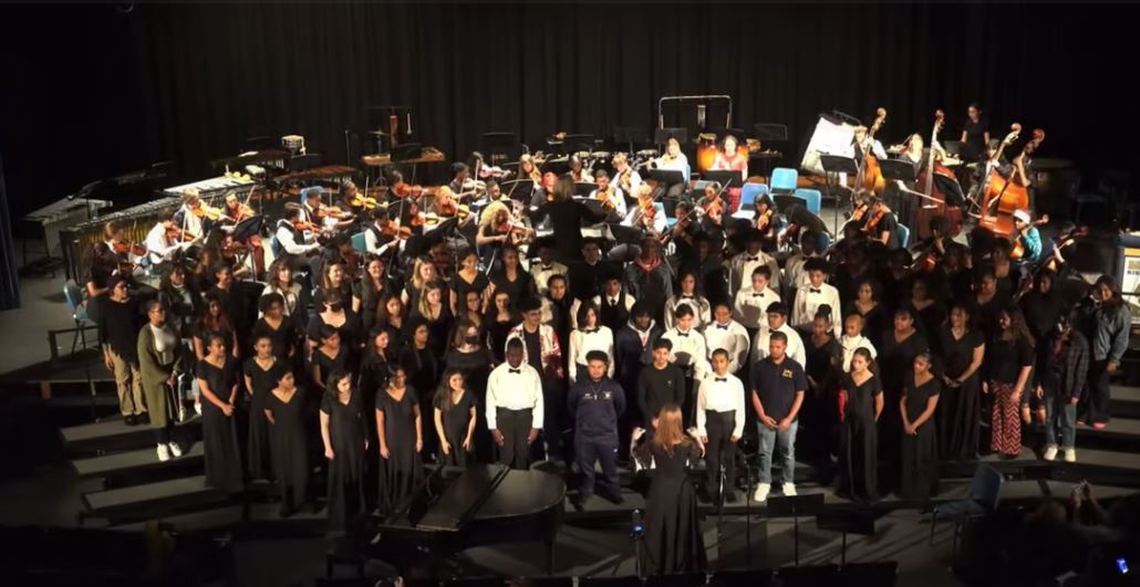 BaldwinUFSD's tweet photo. Every year at the Baldwin HS Winter Concert II, the grand finale is The Hallelujah Chorus combining the Chamber Orchestra &amp; Concert Choir who are joined on stage by Baldwin alumni. Check out the performance: https://t.co/tLFNuvkyHE #WhatsBRUINinBaldwin #BaldwinHS #BaldwinArts https://t.co/IXjWTijJj5
