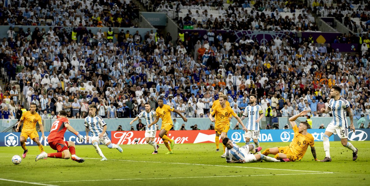 Sportpers1's tweet photo. De top 10 van kandidaten voor de NSP Sportfoto van het Jaar 2022  #cameraland.nl @CanonNederland
4. De gelijkmaker van Wout Weghorst (2-2) in beeld in de slotseconden van het kwartfinaleduel Argentinië-Nederland. (Foto Koen van Weel) Bekendmaking 30 januari @koenvanweel https://t.co/zI2ACmGtOz