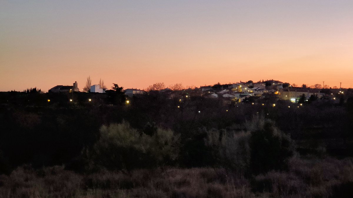 Perfiles rurales
Perfiles nocturnos
Perfiles lejanos
La noche se ha presentado antes de lo esperado en el paseo de hoy
Al fondo el perfil de #CabanillasdelaSierra 
#madridrural 
#miradarural #creerycrearmundorural