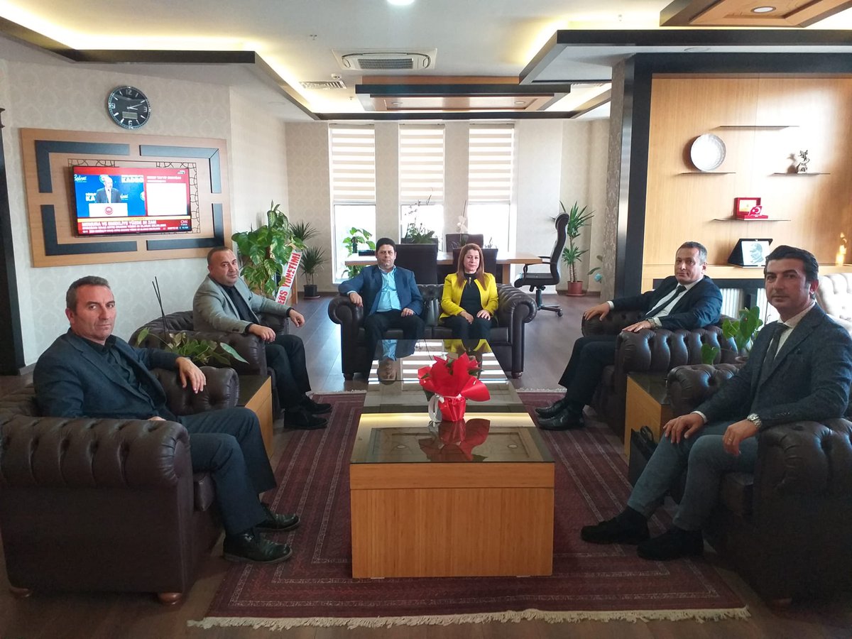 Defne Kaymakamımız Sayın Kadir OKATAN, makamında bizleri kabul etti. Eğitim camiasının sorunları, Defne ilçemizde eğitime dair sohbeti ile değerli görüşlerini bizlere aktardı. Bizlere ayırdığı zaman için teşekkür ederiz.