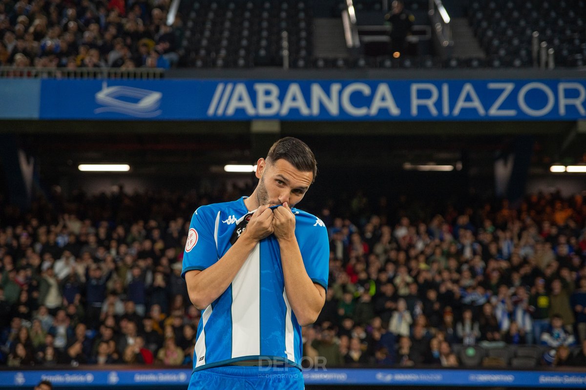 RCDeportivo's tweet photo. #OSNOSOS | Uns 7.000 deportivistas arroupan a Lucas Pérez na súa presentación oficial en #ABANCARIAZOR https://t.co/tMpzWGgkPA https://t.co/15V0Flq8E7